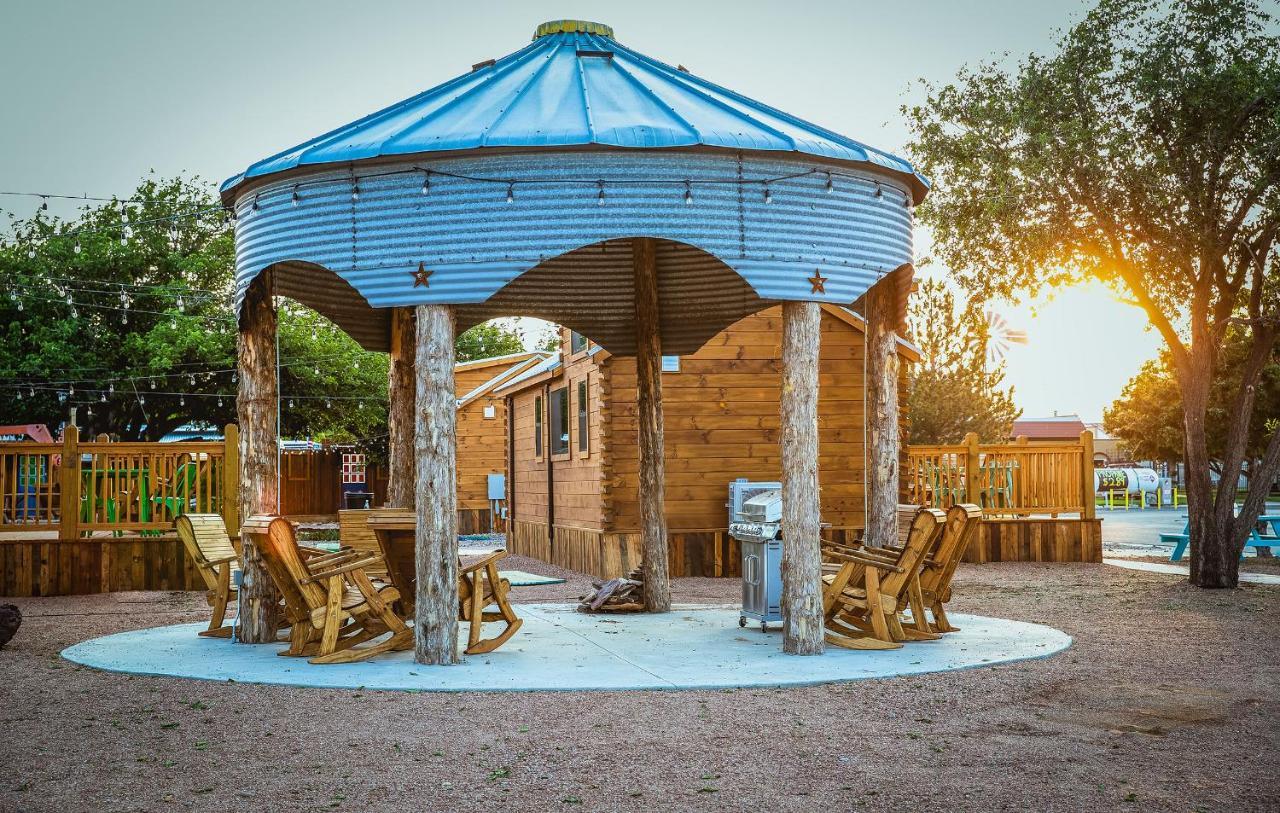 The Big Texan - Cabins And Wagons Amarillo Exterior foto